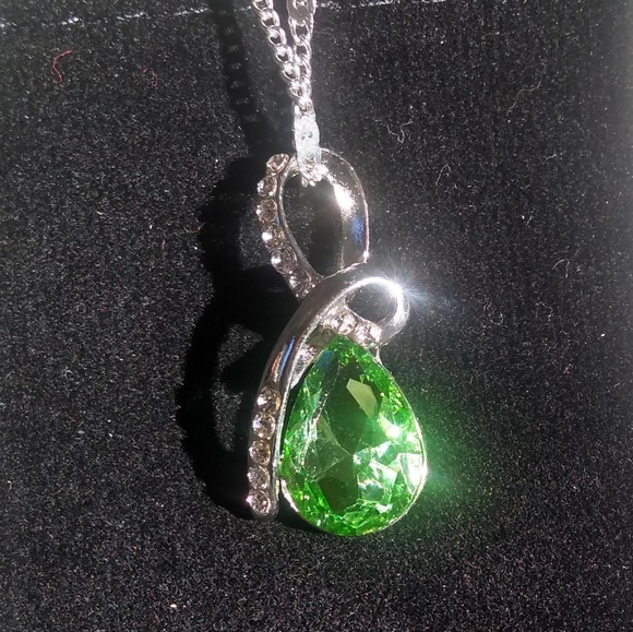 Green Crystal pendant NWOT - Picture 3 of 3